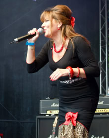 stilecht im Outfit der 60er Jahre