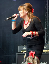 stilecht im Outfit der 60er Jahre